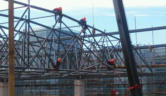 调兵山论网架装配施工中搭设脚手架应当留神的事故